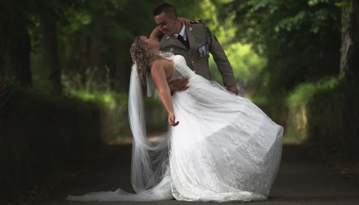 photographie d'un couple en tenue de mariage 