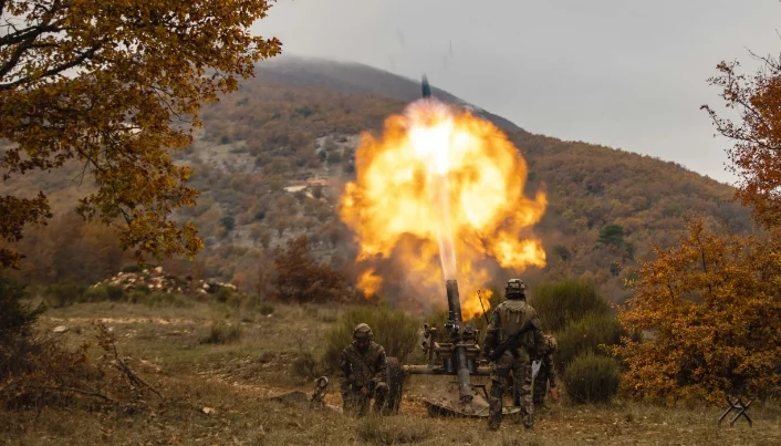 photographie d'un mortier militaire en plein tire