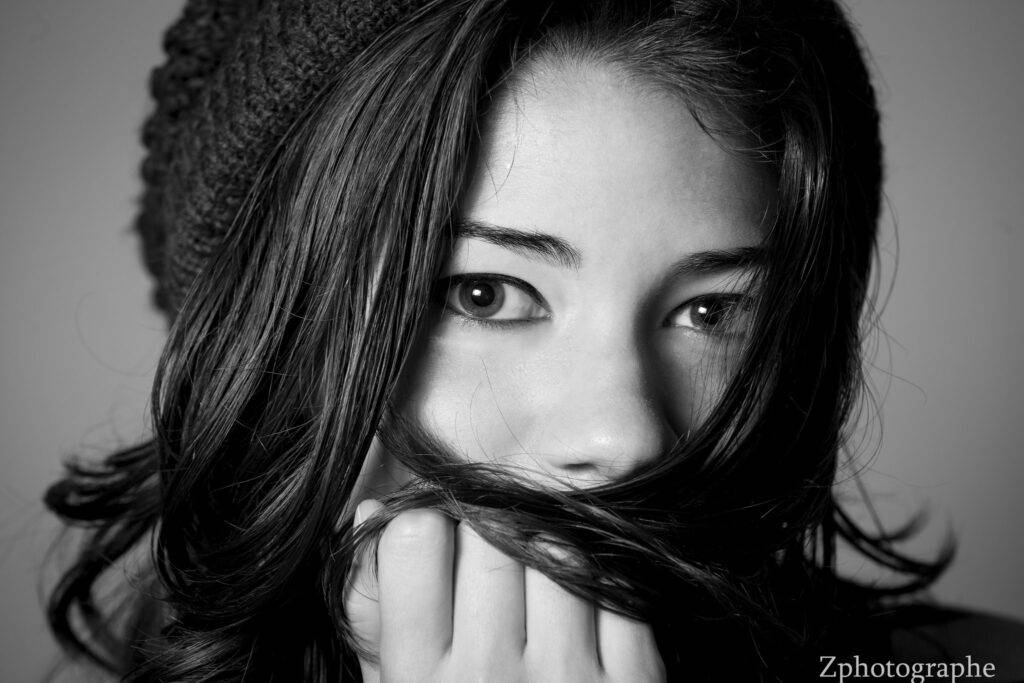 photo de portrait en Noir et blanc d'un jeune femme lors d'un shooting photo