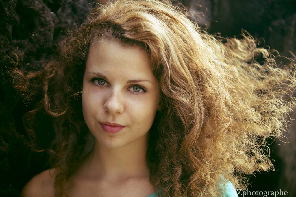 photo de portrait d'une jeune femme au cheveux dans le vent