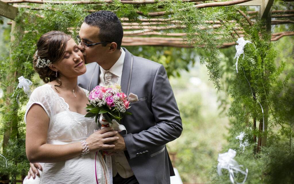 photo de mariage couple de mariée en lumière naturel avec un fond de nature