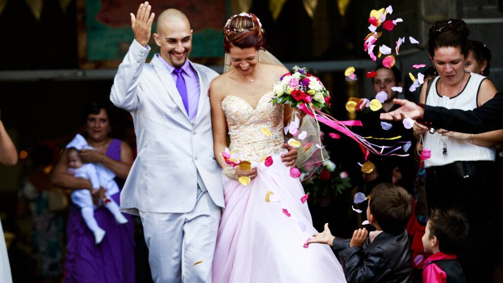 photo de mariage sortie d'église avec confettis