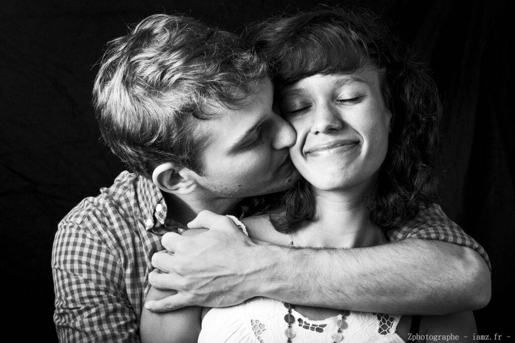 photo en noir et blanc d'un couple lors d'une séance photo