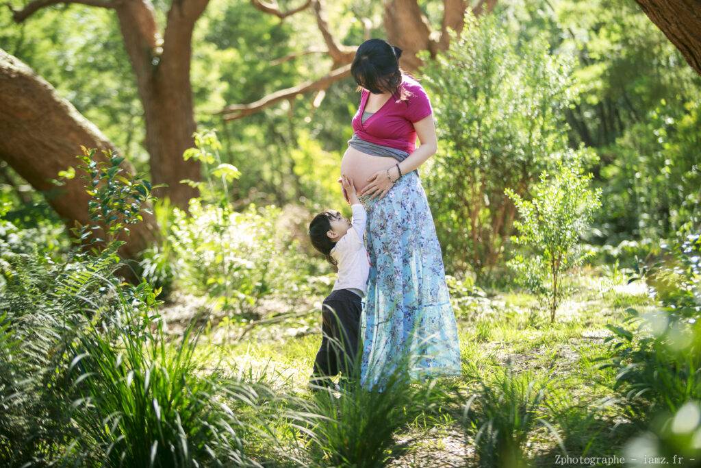 photo de maternité d'une maman en pleine nature avec ses enfants