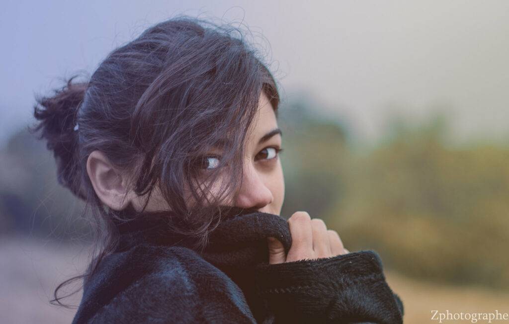 photo de portrait d'un femme aux cheveux brun avec un veste noir