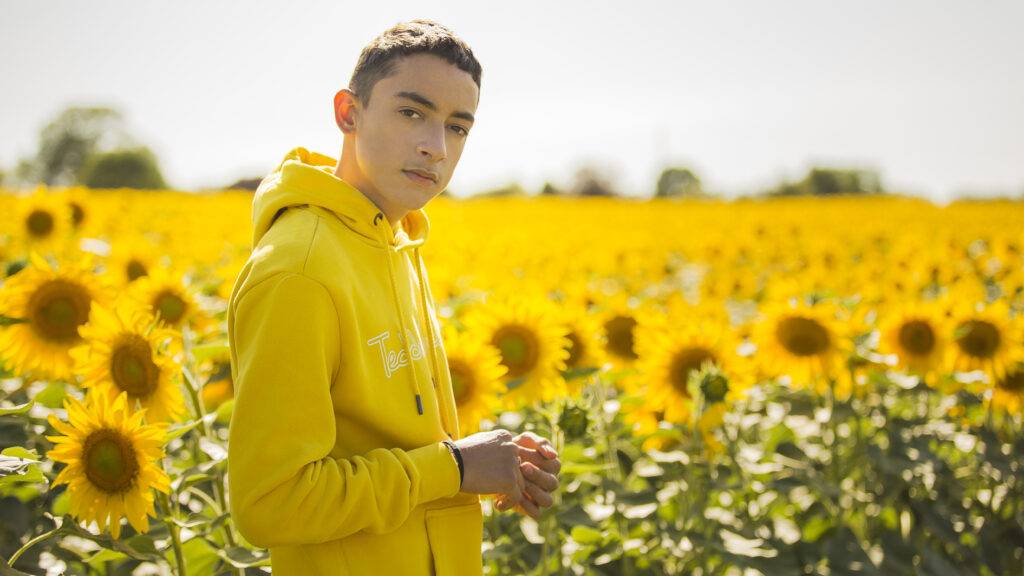 photo de portrait homme dans une champ de tournesol