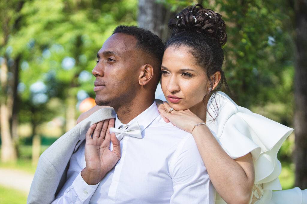 photo de mariage couple en tenues de mariage