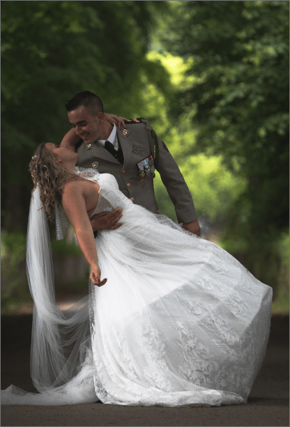 photo d'un couple en tenue de mariage