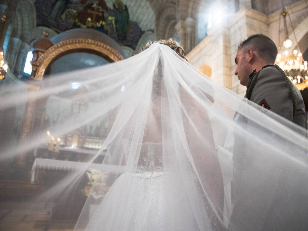 photo de mariage de la traine de la marié à l'hotel de l'église