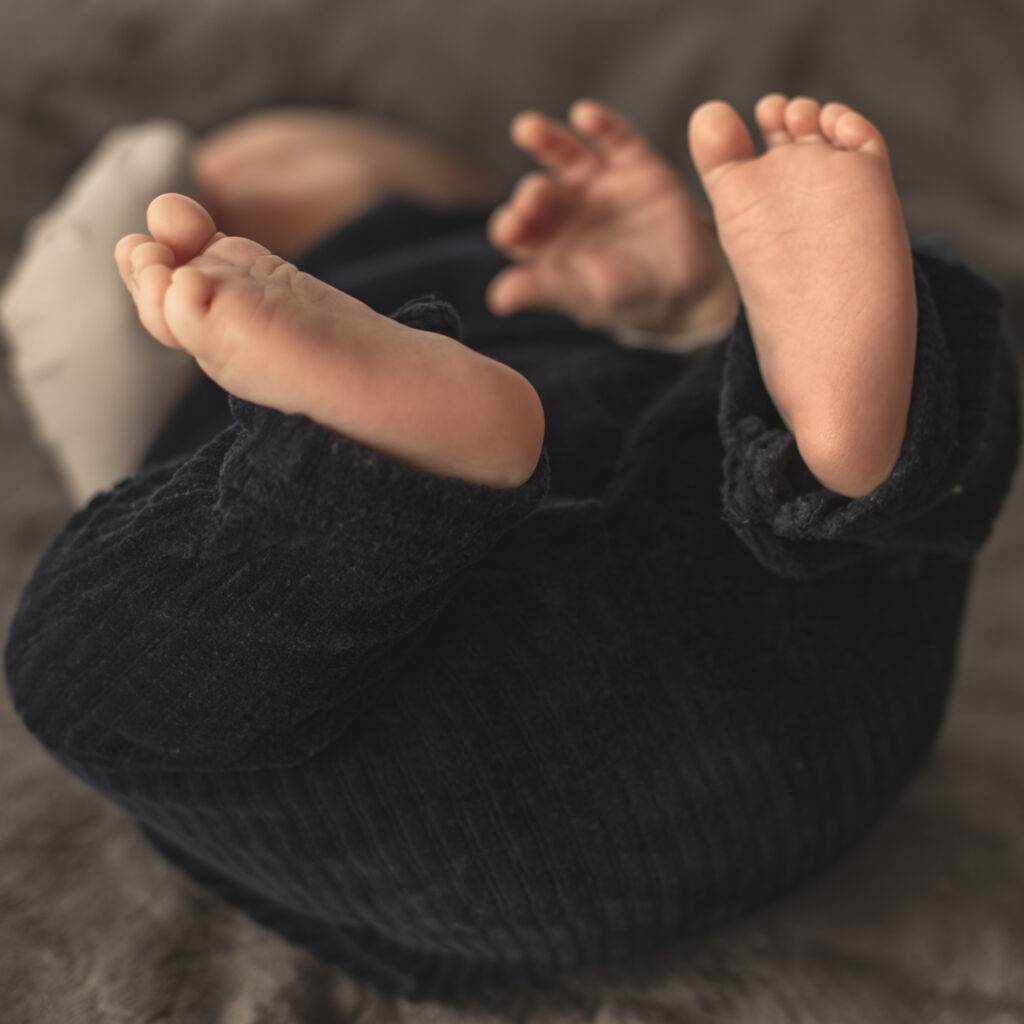 photo de maternité de bébé sur le dos