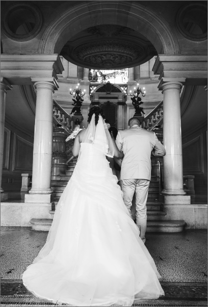 photo en noir et blanc d'une jeune mariée et son père partant pour l'hotel de mairie