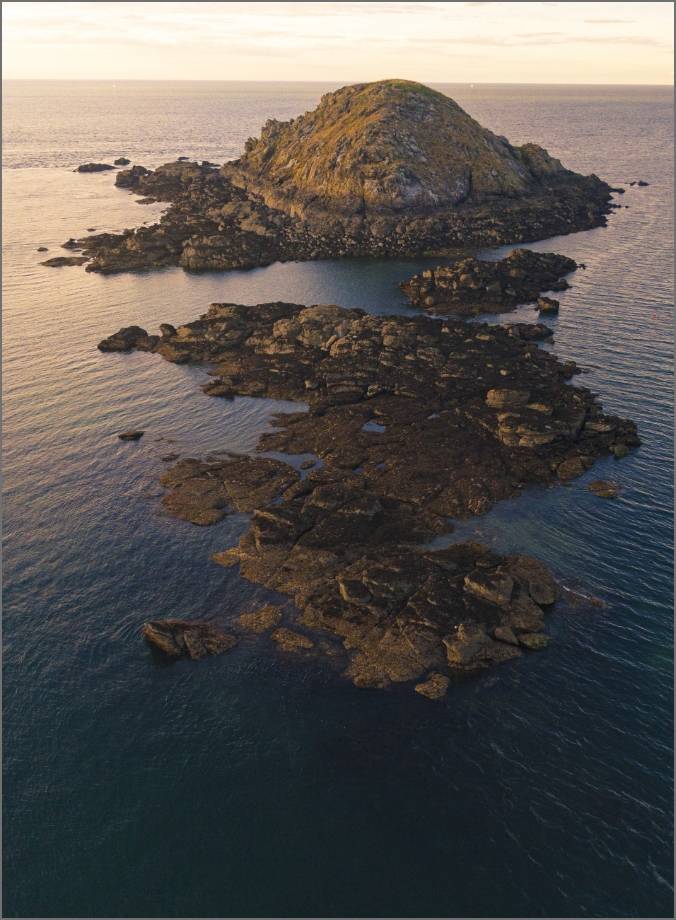 photo de paysage qui montre un beau coucher de soleil sur trois îlots