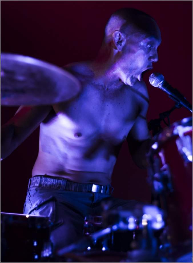 photo de d'un batteur dans un concert de punkmetal