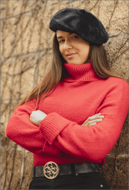 photo de portrait d'une jeune femme qui pose dans la ville de Rennes