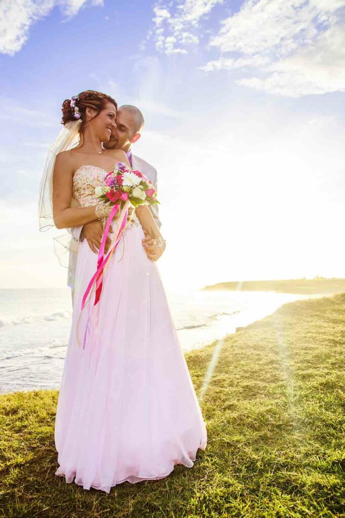 couple mariée sur gazon et soleil couchant