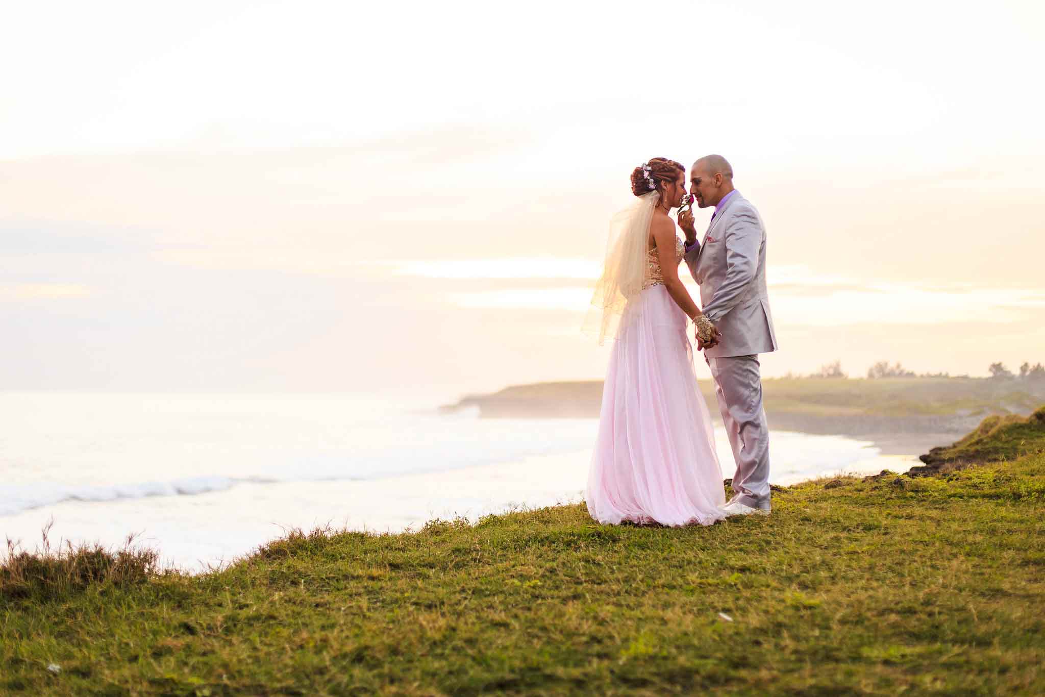 Couple de mariée avec coucher de soleil